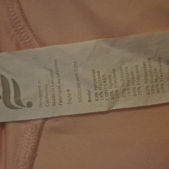 Fabletics; Oasis twist sports bra and pureluxe high waisted 6" shorts. Size L - Picture 5 of 8